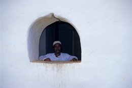 Archipel-des-Comores;-Architecture;-Calotte;-Fenêtre;-France;-Homme;-Kaleidos;-Kaleidos-images;-La-parole-à-limage;-Laurent-Abad;-Mayotte;-Mur-blanc;-Océan-Indien;-Portrait;-Stories-Pictures
